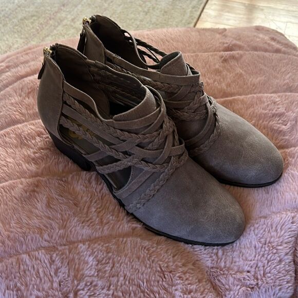 Fergalicious taupe gray criss cross booties size 7 like new - Picture 2 of 5